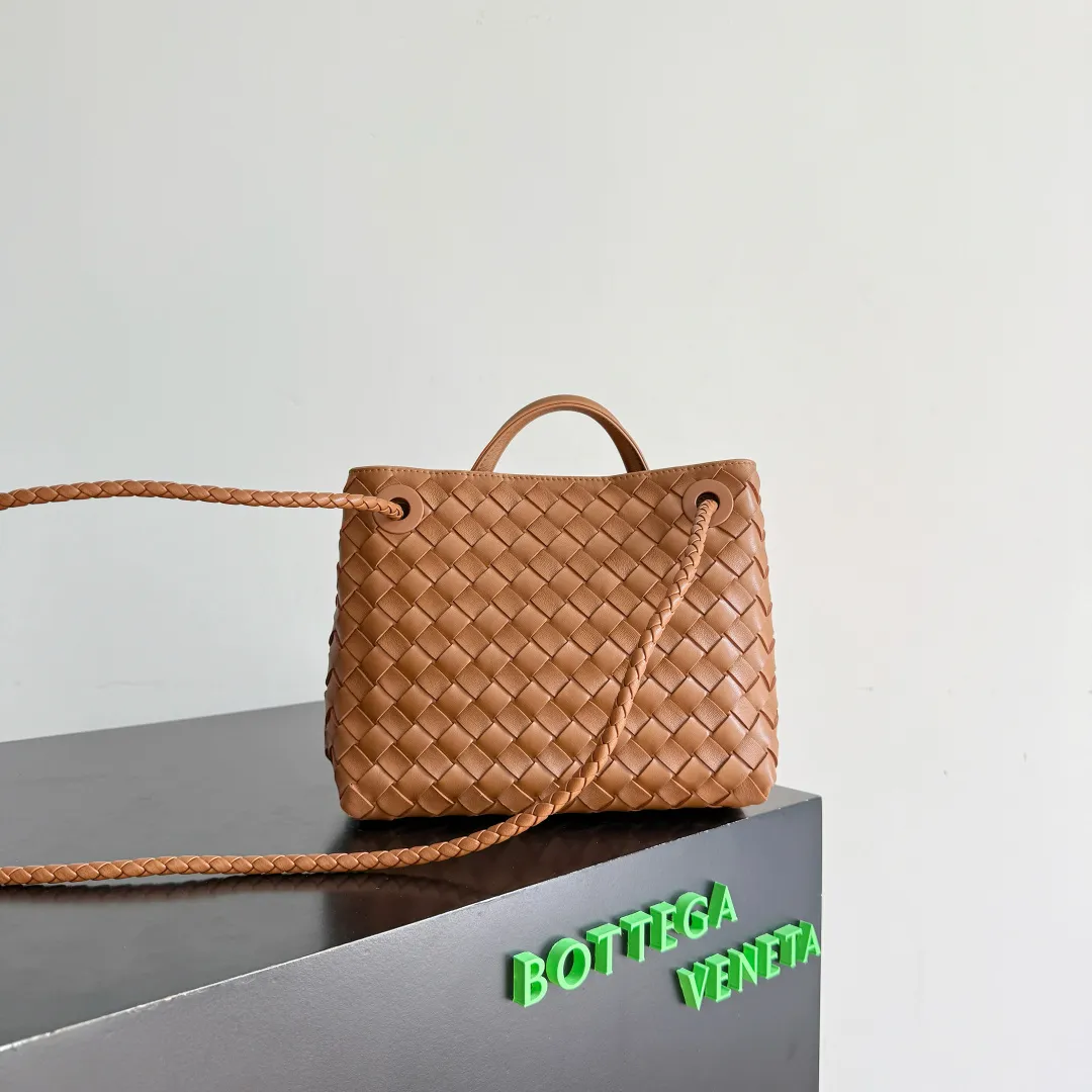 The new Andiamo batch of 3060 BV is shipped‼ ️The classic intercciato weaving process is used to create a soft bag, the metal knot is made of micro-cast aluminum using jewelry technology🪢, and the decorative beads are made of metal and hand-polished oak, allowing you to jump repeatedly between elegance and fun💃, making it unpredictable. Classic and versatile, it shows off your temperament, and the bag has a large capacity, making it very convenient for daily commuting! It has a variety of carrying methods, the shoulder straps can be adjusted by yourself, the original lambskin feels soft and delicate, and the unisex style breaks gender boundaries and brings a more practical and long-lasting use experience. The Andiamo, which has both elegant and casual styles, perfectly interprets the "fashionable old money style". Style number: 743568+wood hardware Color: chestnut brown Size: 25*22*10.5cm